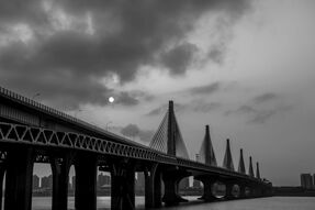 Фреска Висящая над мостом луна через облака